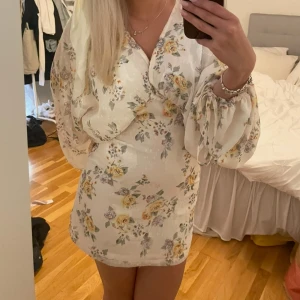 somrig klänning - Jättefin somrig klänning! Fint skick och sparsamt använd💕