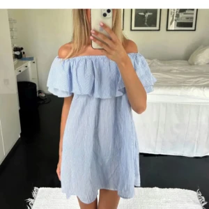 Volang klänning - Så fin volang klänning från Zara i stl M 💕(lånad bild) skriv vid frågor och om fler bilder 