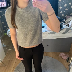 Stickad tröja  - En fin grå stickad tröja från Zara med korta ärmar! Bra kvalitet, bara använt fåtal gånger.💕