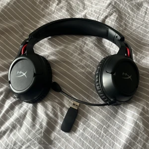 Hyper x cloud flight hörlurar - Fungerar otroligt bra, dock ingen laddningssladd, haft i 1 år, pris går att diskutera vid snabb affär! (Trådlöst)