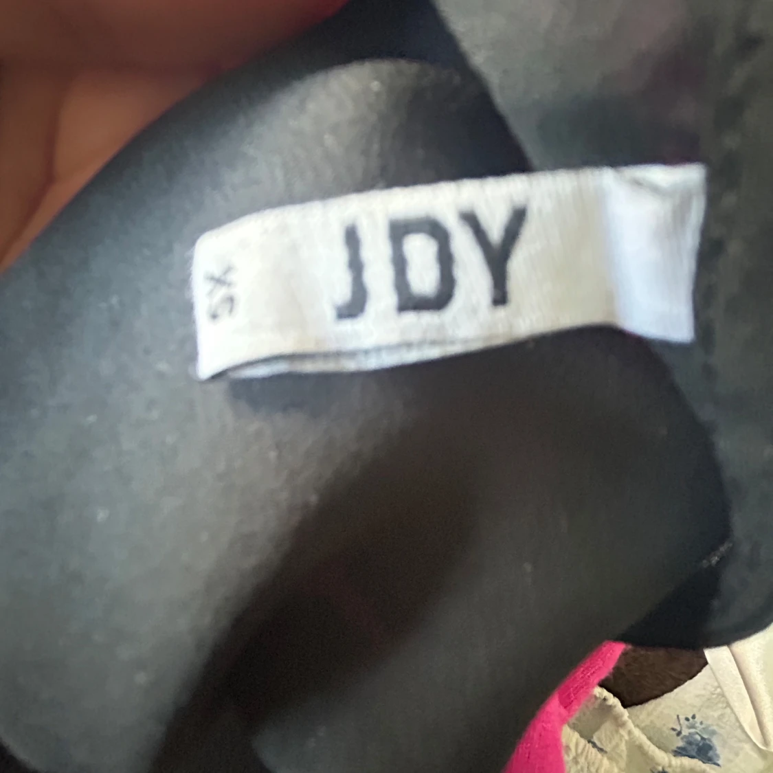 Svart blus med volangärm - 4