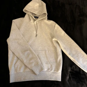 Ljusgrå hoodie från Polo Ralph Lauren - Säljer en stilren ljusgrå hoodie från Polo Ralph Lauren i storlek M eftersom den är för liten för mig. jätte bra skick knappt använt den. hör av dig vid funderingar!