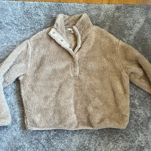 Beige mjuk jacka/kofta - Supermjuk tröja från HM i storlek M. Kan användas som jacka eller hoodie, och funkar för mindre storlekar som oversized!