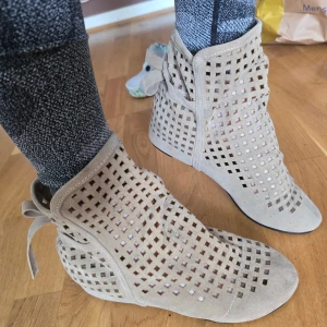 Beige boots - Säljer ett par beige boots på sidan. Skorna har rund tå och är tillverkade i mocka. Perfekta för vår och sommar när du vill ha något luftigt men ändå täckande. Size 38