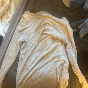 Beige intimissimi tröja  - Säljer min beiga intimissimi tröja, då den inte kommer till användning. Det finns några små hål på tröjan som inte syns när man har på sig den💕💕