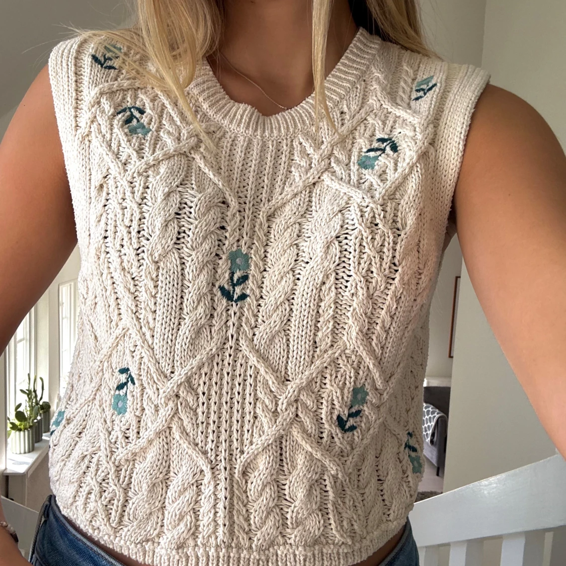 Stickad väst med broderade blommor från Zara