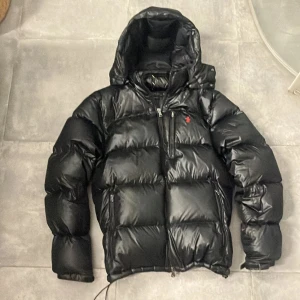Polo Ralph lauren - Tjena köpte fel storlek i vintras så säljer den nu för har knappt kommit till användning  ( NY PRIS 5499kr) mitt prisa 1800kr👍