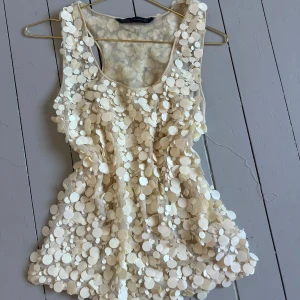 Beige paljettopp - Topp med paljetter över hela, ej använd. Storlek S men den är ganska stor 