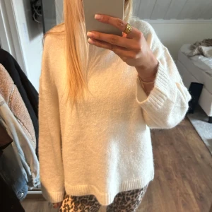 vit stickad tröja premium quality  - använt några gånger bara, storlek L men passar en S-M lika bra🥰