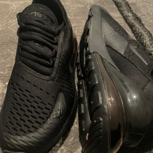 Nike 270s  - Tja,Säljer mina Nike Air Max 270 i storlek 42 Skorna är i princip helt nya – endast använda ett fåtal gånger inomhus och ser fortfarande ut som nya. Köptes för cirka 2 månader sedan, men tyvärr passar de inte mig helt perfekt.