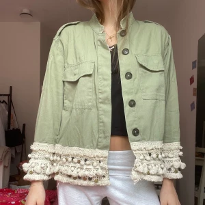 Eftertraktad Zara jacka - Så snygg bohemisk jacka från Zara😍 Den är grön med tofsar/fransar nedtill🥰🥰 Storlek M men passar mig som brukar ha XS/S🩷🌸 Jag tar emot prisförslag annat är det bara att klicka på ”köp”😍