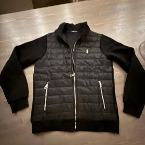 Ralph Lauren cardigan - 10/10 skick förutom att ett litet hål finns på insidan av höger ficka annars perfekt skick