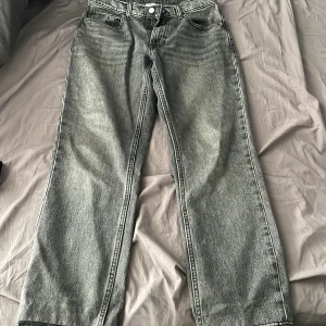 Grå jeansbyxor från Vaillent - Säljer ett par grå jeansbyxor från Vaillent i storlek XS. Byxorna har raka ben och klassisk femficksdesign med knapp och dragkedja framtill. Perfekta för dig som gillar en avslappnad och stilren look.