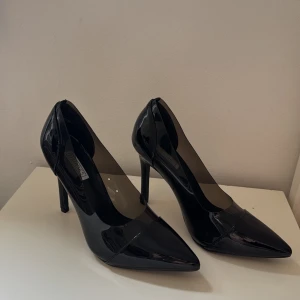 Svarta lackpumps från NLY Shoes - Säljer ett par klassiska svarta pumps i lack från NLY Shoes. Skorna har använts ett par gånger men är i bra kondition.