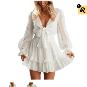 Vit volangklänning med knyt framtill, Dressy - Superfin vit kortklänning med volanger och långärmade puffärmar. Djup v-ringning och knyt framtill. Helt ny, inte testad! Perfekt för student, skolavslutning och andra tillfällen! Från Dressy, köpt för ca 600 kr✨slut på sidan