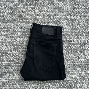 Jack & Jones slim/ Glenn - Säljer dessa tvär feta svarta jeans från Jack & Jones i storlek 29/30. Modellen heter slim/glenn. Priset kan diskuteras vid snabb affär. Eventuellt byte
