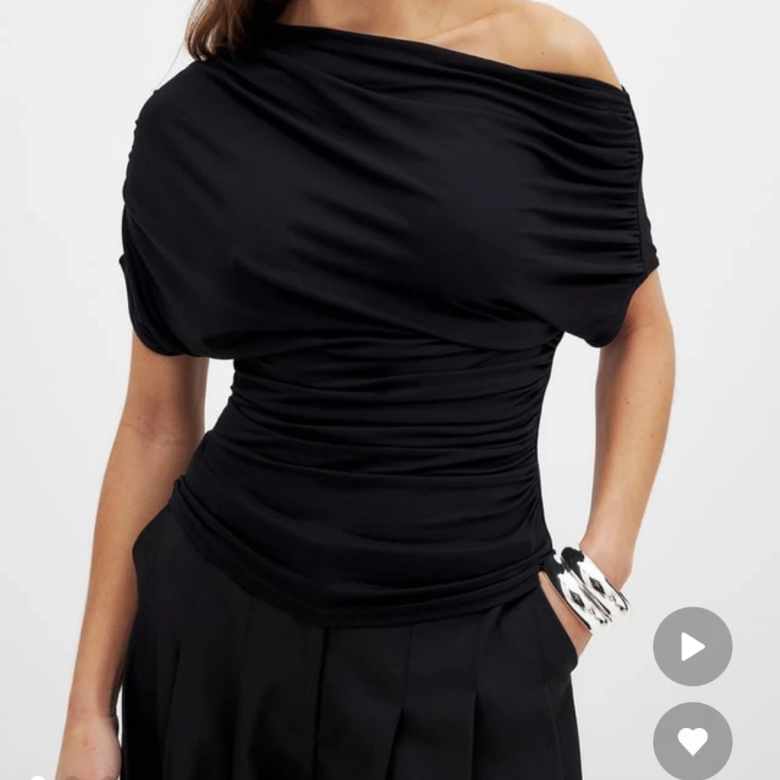 Svart oneshoulder topp från NA-KD