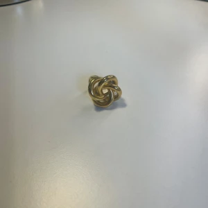 Guldfärgad ring med knutdesign - Trendig ring i rostfritt stål💗