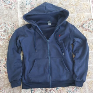 Ralph lauren zipper hoodie navy dark blue, S - Brand ● Ralph Lauren Size ● S ● Very Well worn, worn just a few times. ● Shipped not more than 2 days. ● Message for more info :) #y2k #vintage #streetwear #fashion