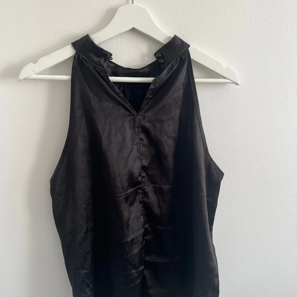 Svart ärmlös satinblus med hög krage - 1