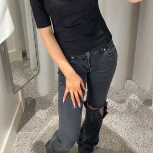 Svarta jeans  - Säljer ett par svarta jeans med hål på ena knät. Perfekta för en avslappnad och trendig look.Samt fest🩷🩷