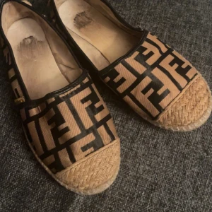 Skor espadrillos - Espadrillos med ett ikoniskt mönster i svart och brun. Perfekta sommar/vår skor 