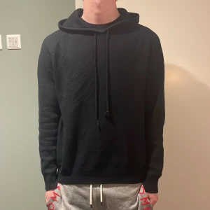 Tiger of Sweden Kashmir hoodie  - Sjukt fet Kashmir hoodie ifrån tiger of sweden, Bra skick, kanske lite nopprig men inget märkvärdigt. Storlek xl men är krympt till en M jag är 181! 👍