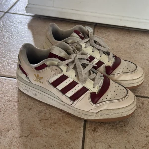 Adidas Forum  - Adidas forum low // vit/begie och vinröd. Använt men bra skick.