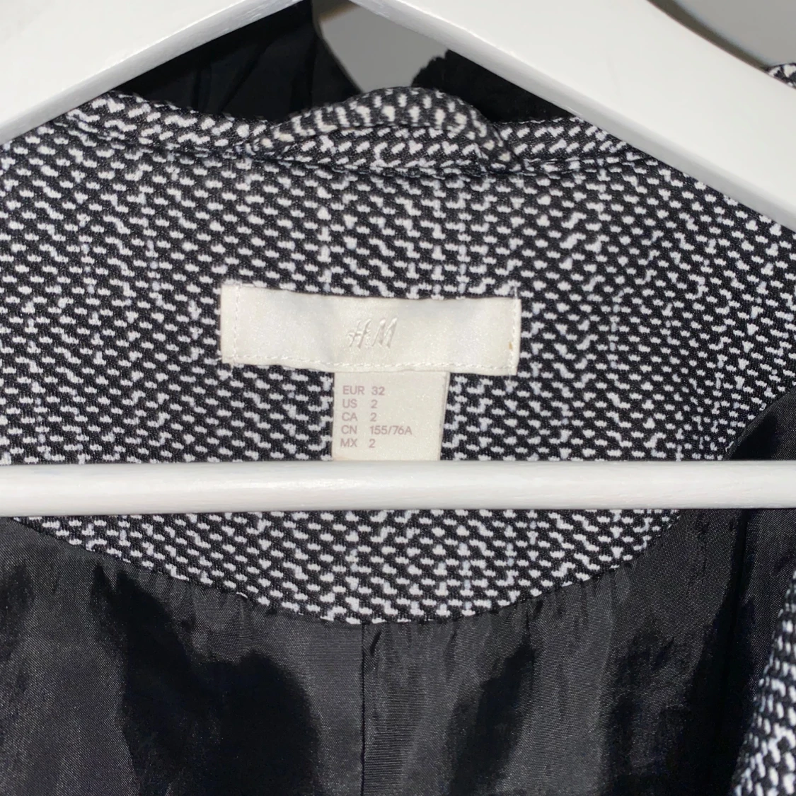 Svartvit mönstrad kappa från H&M - 1