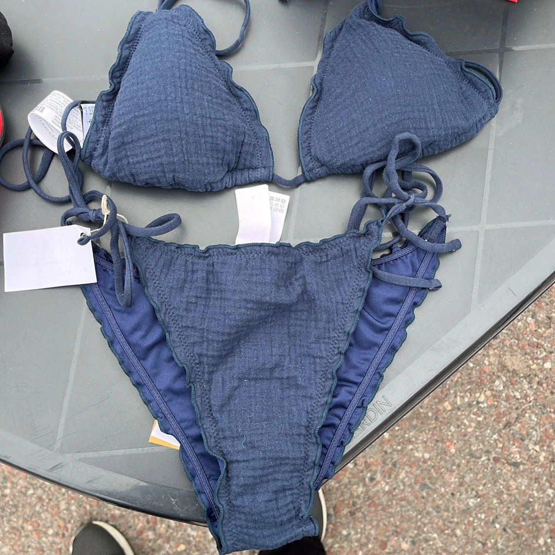 Oanvänd marinblå bikini