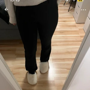 Svarta kostymbyxor från BikBok - Säljer ett par svarta kostymbyxor från BikBok i klassisk rak modell. Byxorna har normal passform och är perfekta till många olika outfits. Stilrena och enkla att matcha med olika toppar.