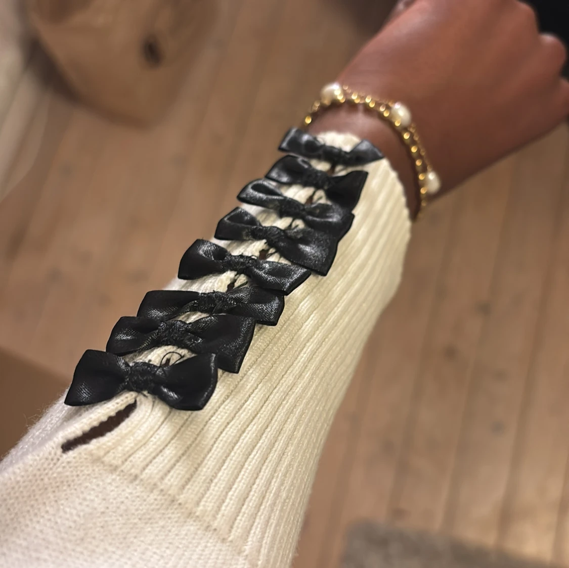 Vit kofta med svarta rosetter och stora knappar - 1