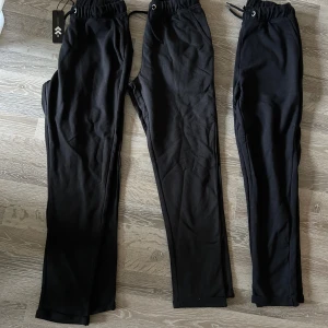 3 Nya svart byxor  - Säljer dessa nya byxor som ett paket. Alla 3 är oanvända och helt nya. Prislappen har fallit bor på 2 av de. Med dragsko. Alla är strl XS. Inget att anmärka då de är oanvända. Kommer från ett djur och rökfritt hem.  #nwt #byxor #svartabyxor