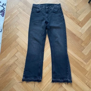 Zara flared jeans - Storlek EU40 vilket är som W30 ungefär. Midjemått: 41cm. Innerbenslängd: 79cm. Använda fåtal gånger!