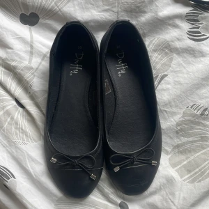 Svarta ballerinaskor - Jättesnygga ballerina skor som är perfekta till våren och sommaren💓 köpta på sellpy men aldrig använda så i väldigt gott skick💞