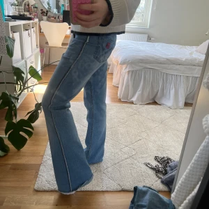 Lågmidjade utsvängda jeans - Så snygga lowwaist utsvängda jeans i mycket bra skick, inga defekter! Måtten finns bland bilderna🥰