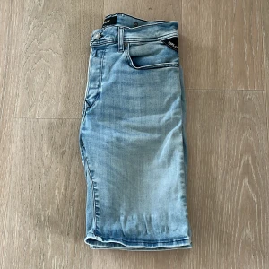 Replay Jeansshorts - Säljer ett par ljusblå jeansshorts från Replay, modell RBJ 901 SHORT. Klassisk femficksdesign med snygga bakfickor och bälteshällor. Perfekta för varma dagar och enkel att matcha med t-shirt eller skjorta. Tvättas innan frakt.