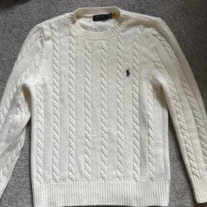 Vit kabelstickad tröja från Polo Ralph Lauren - Skick 10/10. Fråga på!