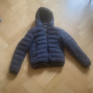 Herno jacka - Blå herrjacka i storlek XS/S. Går att bära både som vanlig jacka eller dra in för en smalare passform. Skicket får du avgöra själv vis bilderna bilderna. Skön och stilren jacka som passar till det mesta
