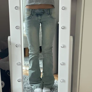 Lågmidjade bootcut jeans! - Skit snygga jätte eftertraktade lågmidjade bootcut jeans. Knapparna sitter snett som en cool design, och fickorna är super fina! Jätte bra skick dvs inga defekter. Midjemåttet: 37-38cm Innerbenslängden 82-83 cm (lägger upp igen)