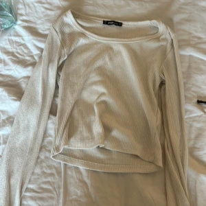 Vit ribbad croppad tröja från New Yorker - Säljer en vit ribbad långärmad tröja från FB Sister i storlek S. Tröjan är croppad med rund halsringning och sitter tight. Perfekt till jeans eller kjol för en enkel och stilren look. Säljer pågrund av dålig användning.💖
