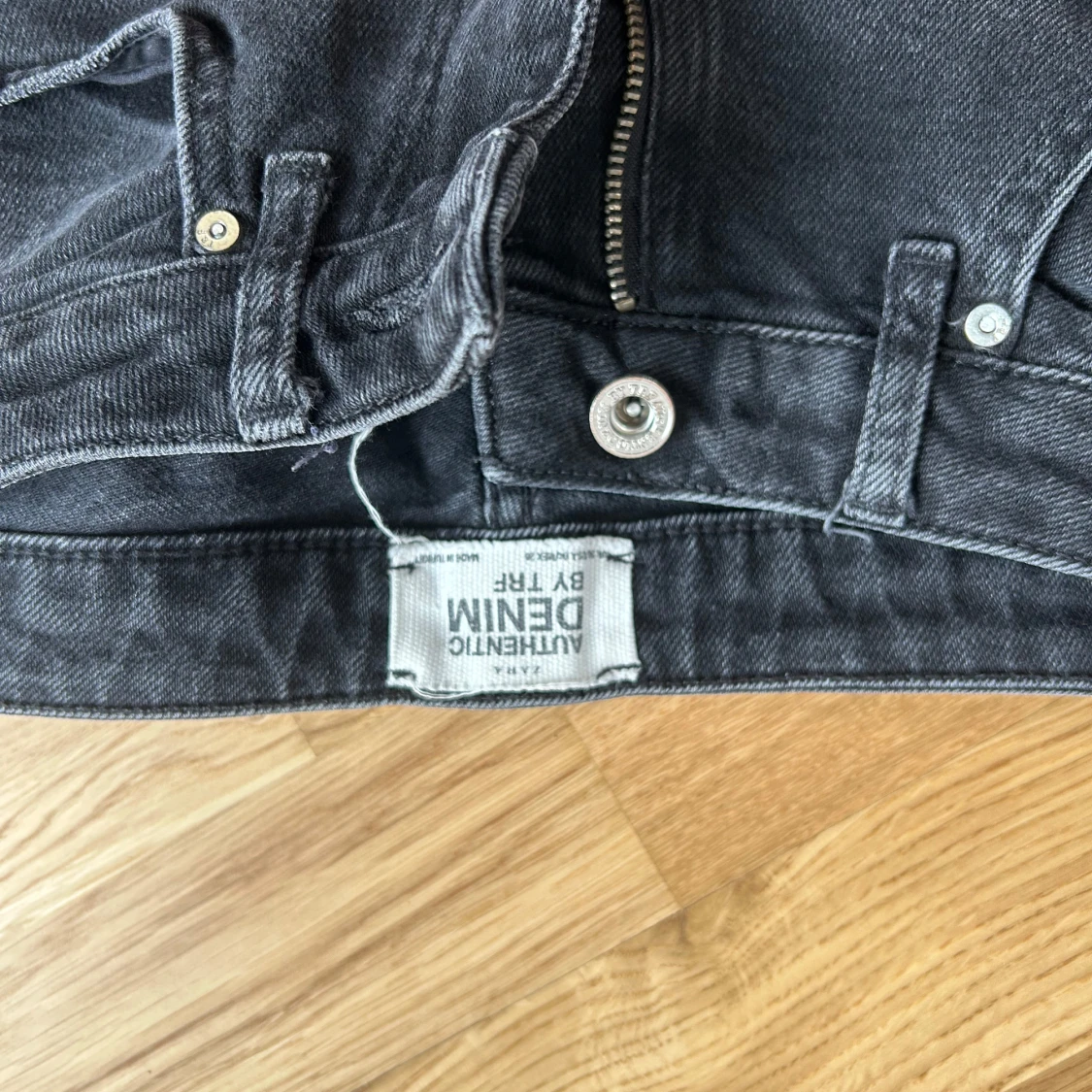 Svarta jeansbyxor med slitningar från Zara - 3