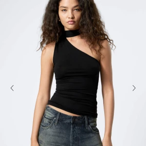 Svart oneshoulder topp med knyt - svart oneshoulder topp med  knytning i halsen.  Använd en kväll