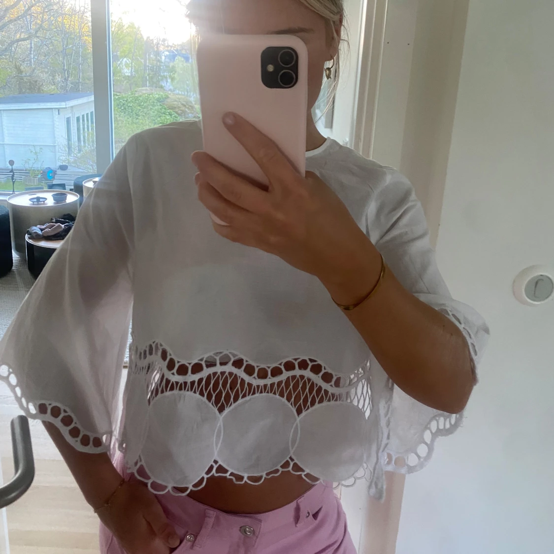 Vit croppad blus med spetsdetaljer - 1