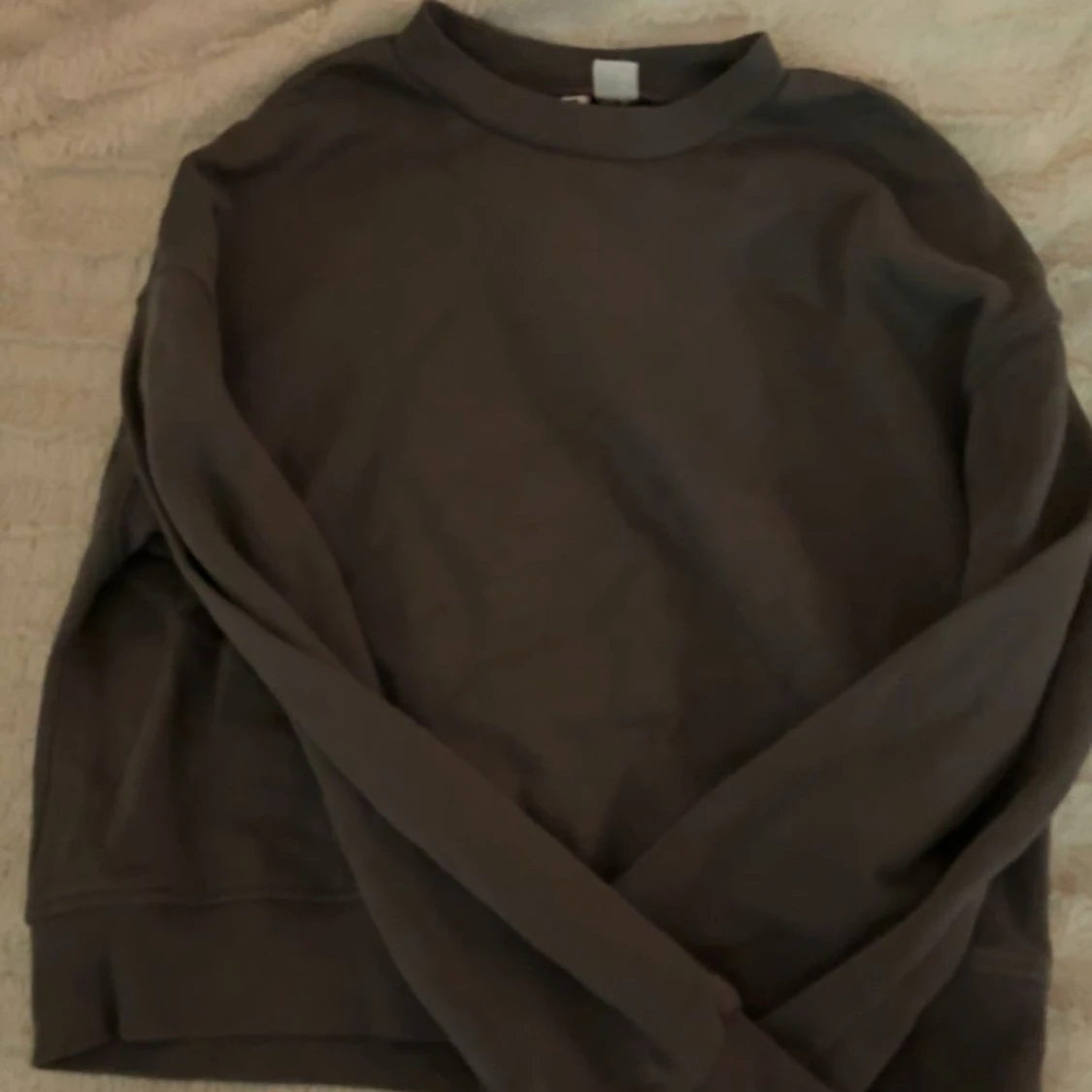 Mörkgrå croppad sweatshirt - 1