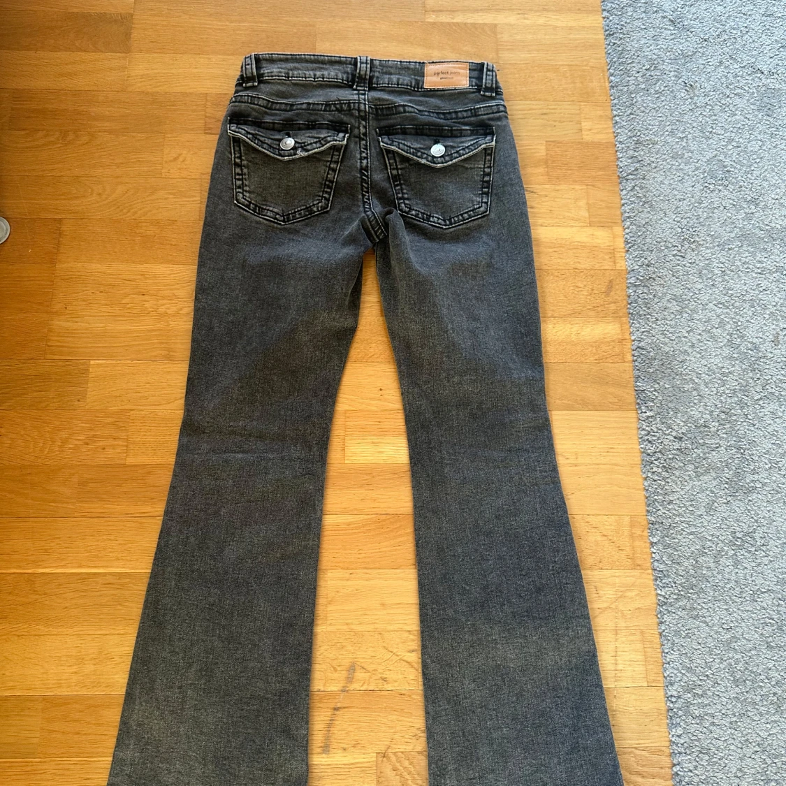 Grå bootcut jeans från Gina  - 1