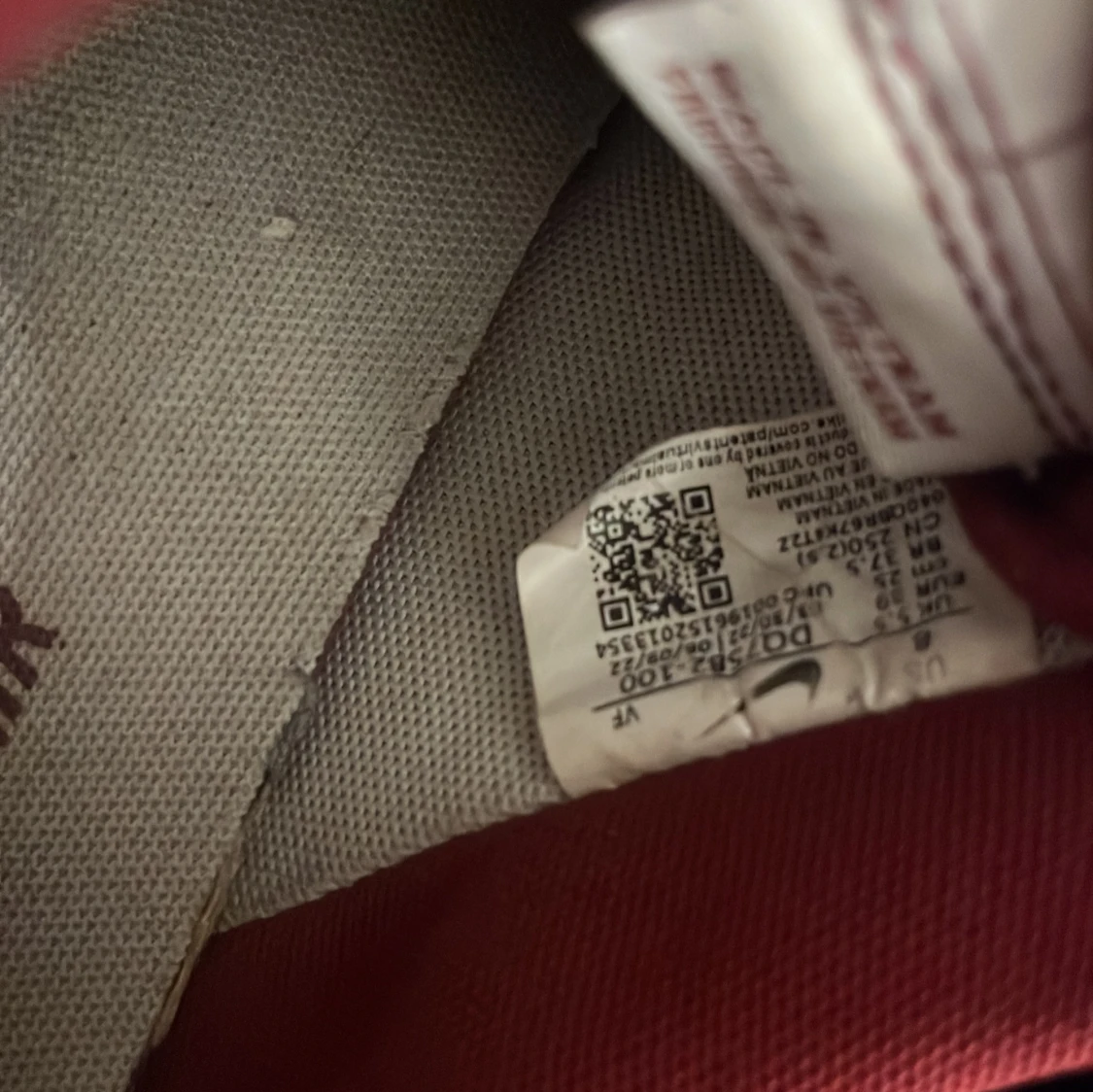 Nike Air Force 1 i vitt och vinrött - 4