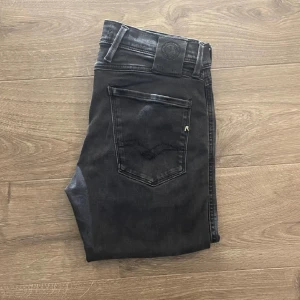 Replay Anbass  - Säljer nu dessa feta Replay Anbass i storlek W29 L34 | Skick 9/10 nästan aldrig andvända | Org pris är 1200 men säljer för 450 | Pris kan diskuteras|