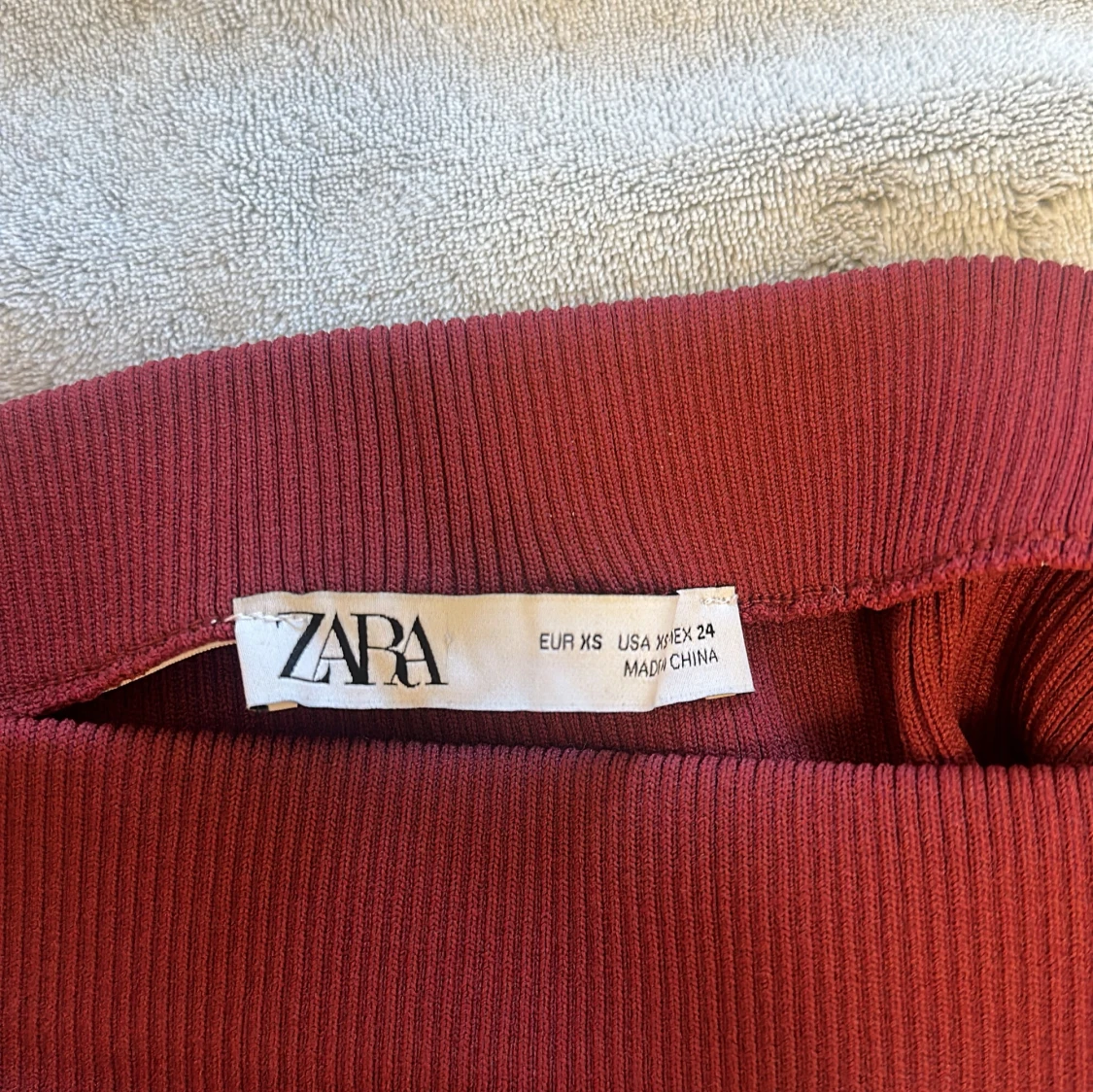 Vinröd ribbad minikjol från Zara - 1