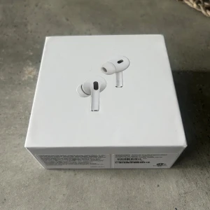 **PRO AIRPODS** - Säljer ett par hörlurar! 🎧 Har mycket bra ljud - OBS! med samma kvalité och stil som (orginalet)🍏 , men för ett mycket bättre pris. Säljer för 649kr. Pris kan diskuteras. Endast användbar för test.